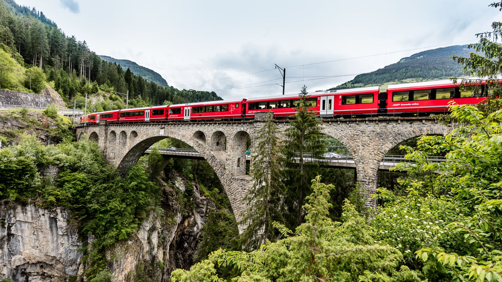 Rhätische Bahn in der Landschaft Albula/Bernina, UNESCO-Welterbe seit 2008