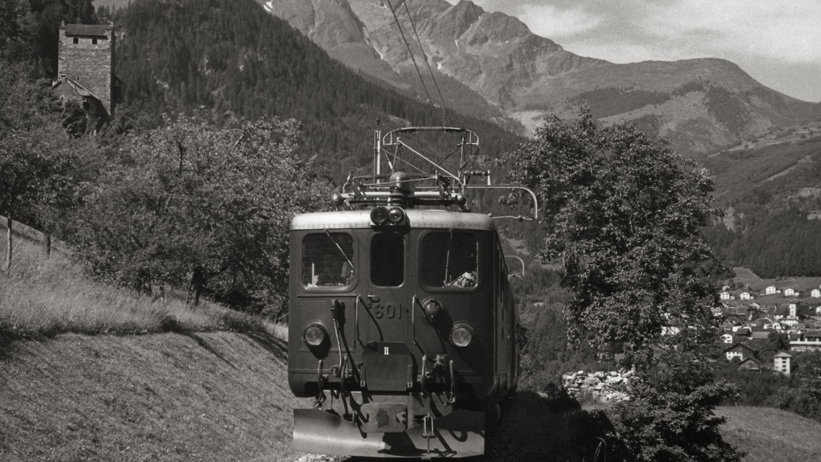 Ge 4/4 601 vor der Burg Ehrenfels