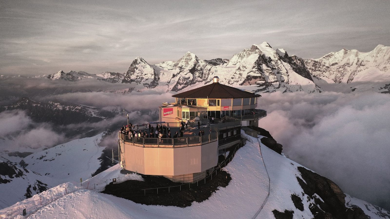 Piz Gloria - Die Bergstation auf dem Schilthorn mit Eiger, Mönch und Jungfrau im Hintergrund