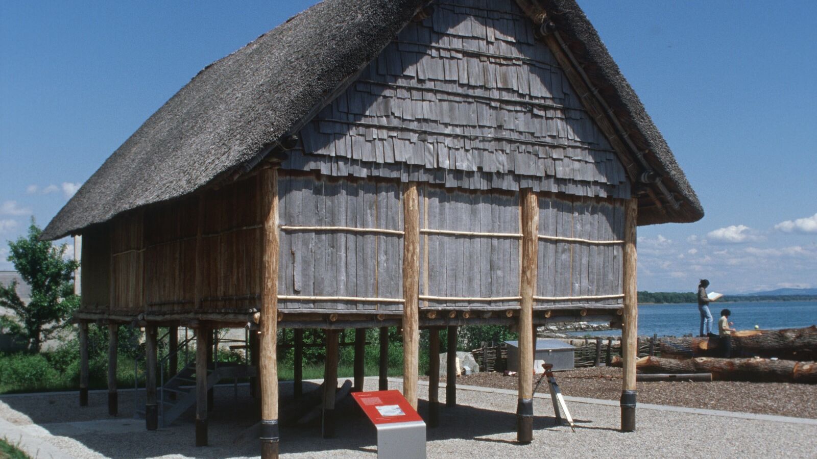 Reconstitution expérimentale d_une maison du village de Cortaillod