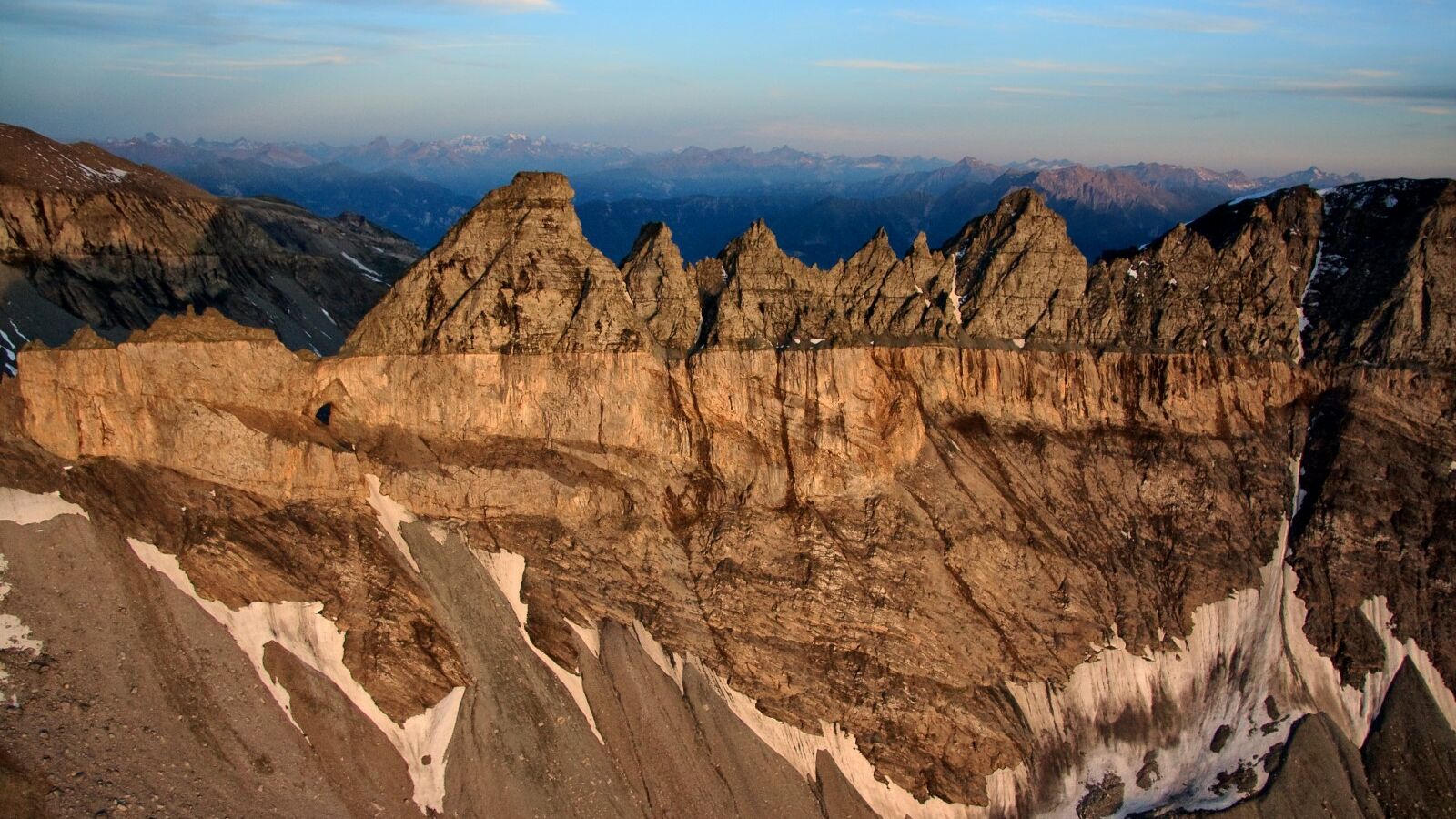 Tschingelhörner mit Martinsloch, Glarner Seite 