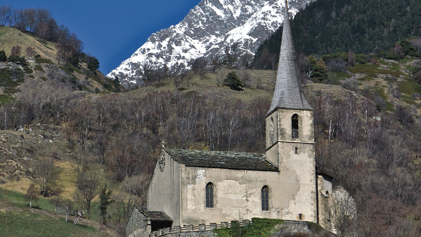 Die Burgkirche von Raron