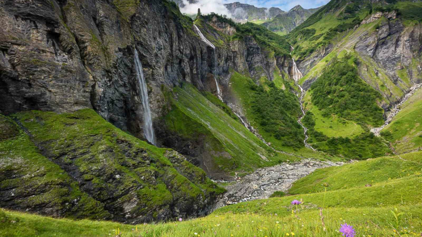 Die fünf idyllischen Wasserfälle – alle zwischen 86 und 45 Metern hoch