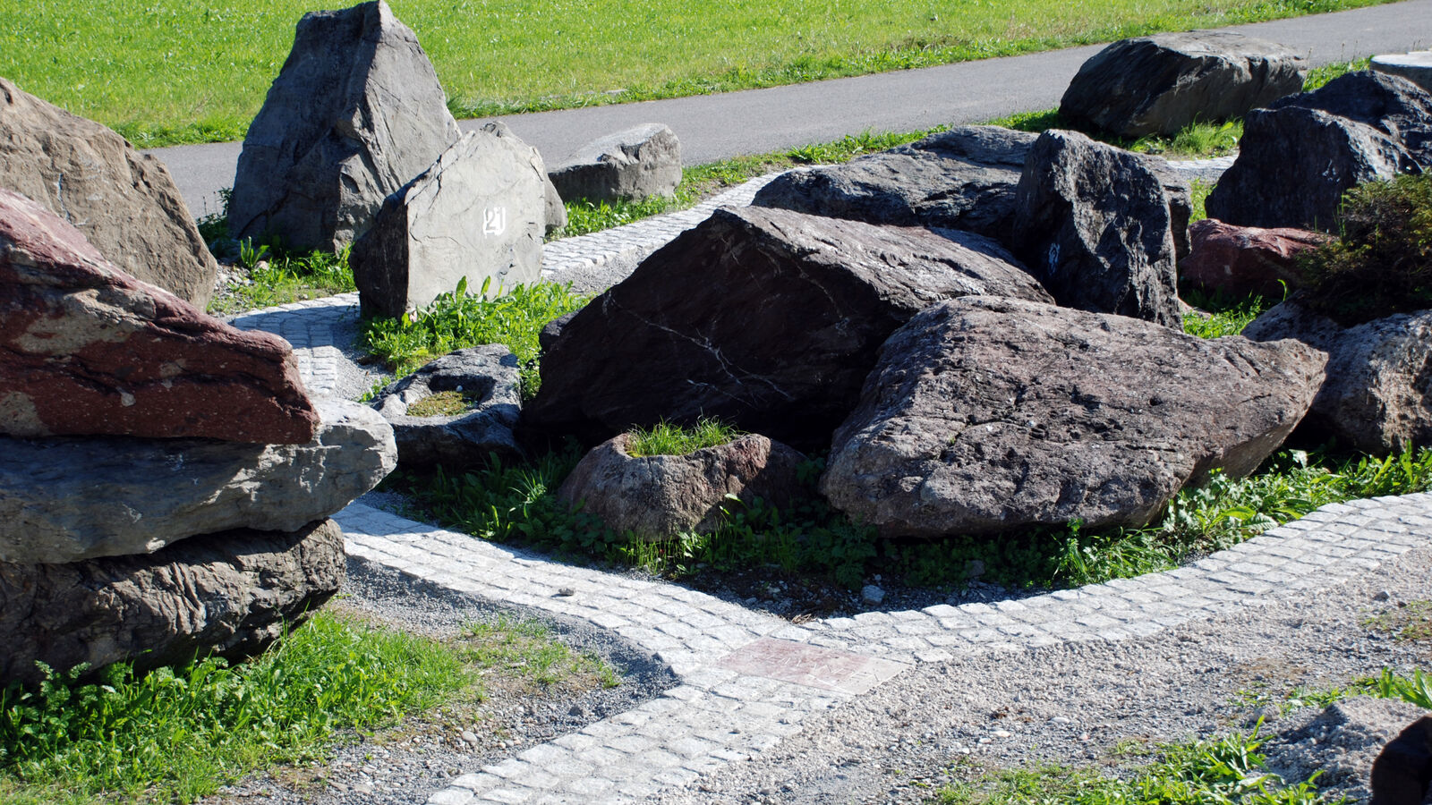 Walk along the stone path through 300 million years of Glarus!