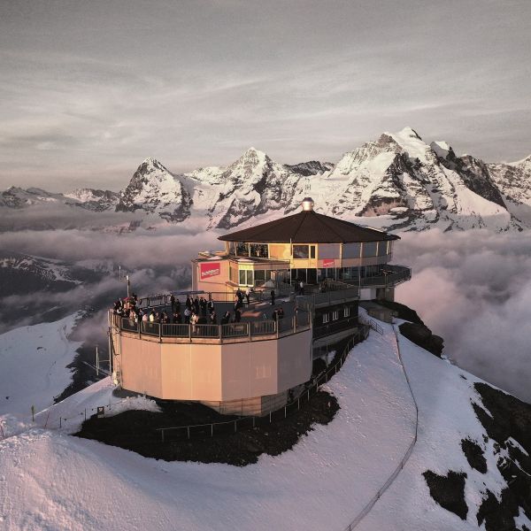 Piz Gloria - Die Bergstation auf dem Schilthorn mit Eiger, Mönch und Jungfrau im Hintergrund