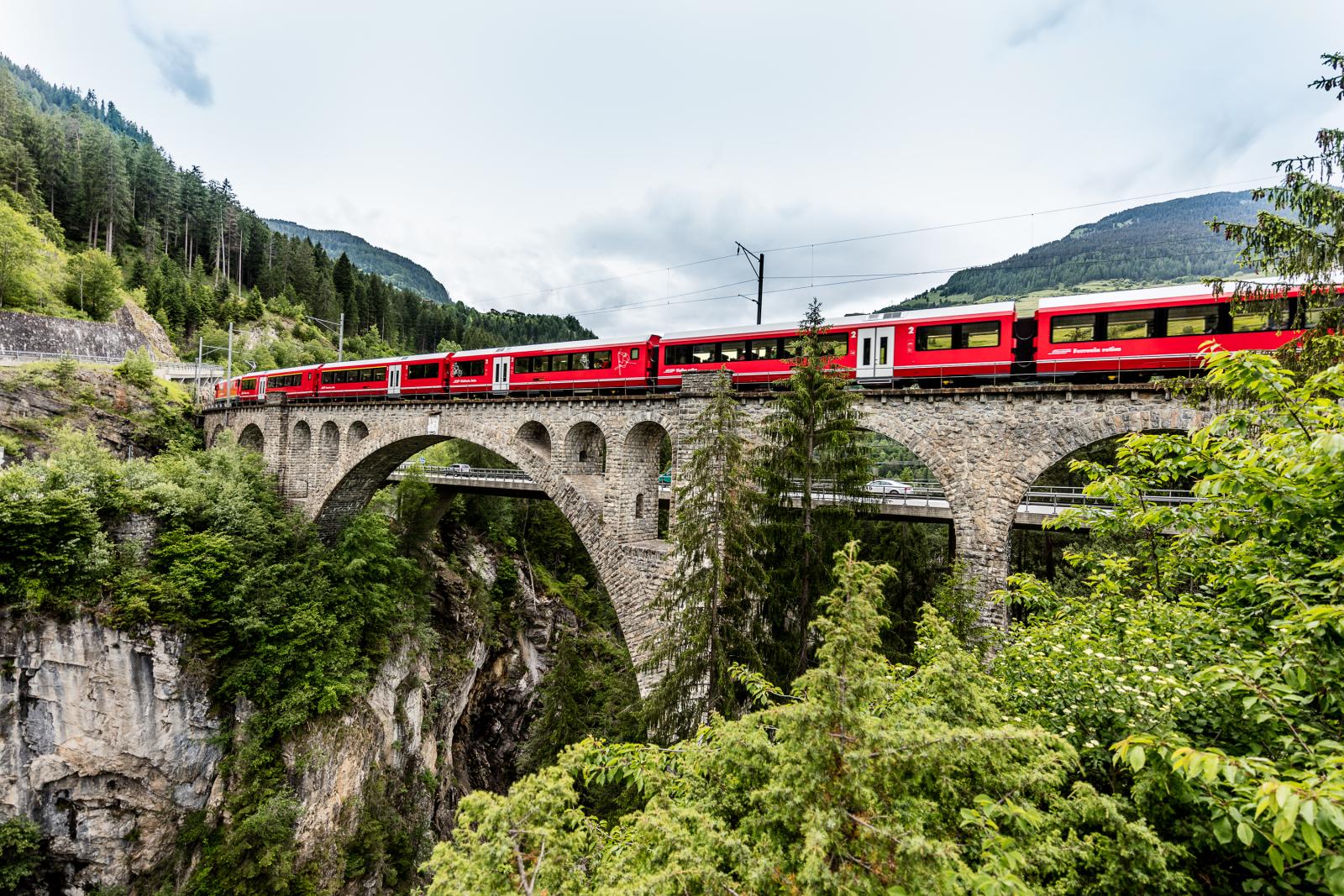 Rhätische Bahn in der Landschaft Albula/Bernina, UNESCO-Welterbe seit 2008