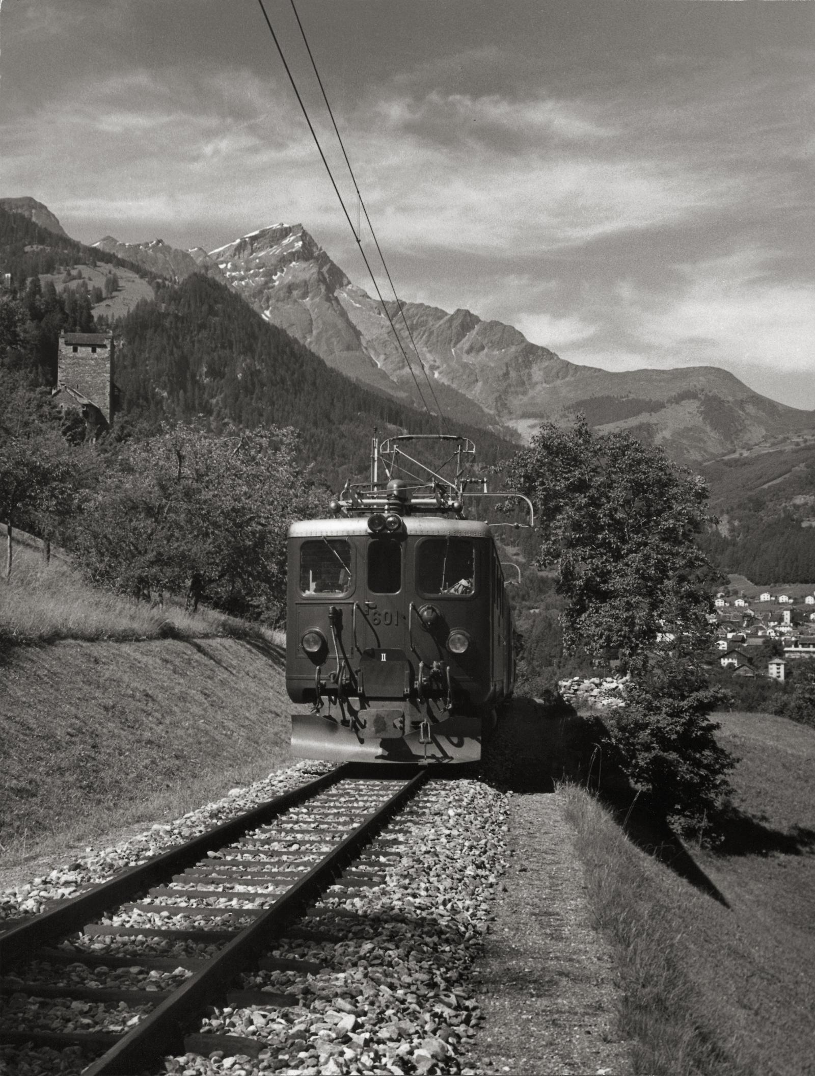 Ge 4/4 601 vor der Burg Ehrenfels