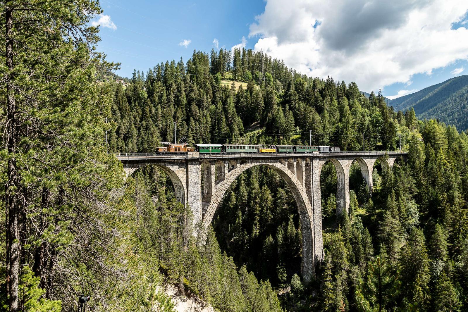 Nostalgiezug bei Wiesen