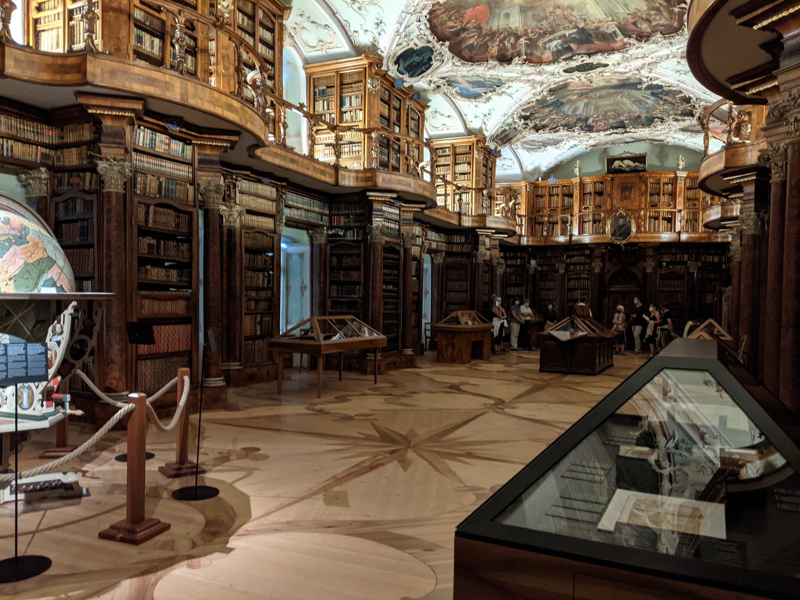 Besucher in der Stiftsbibliothek St.Gallen