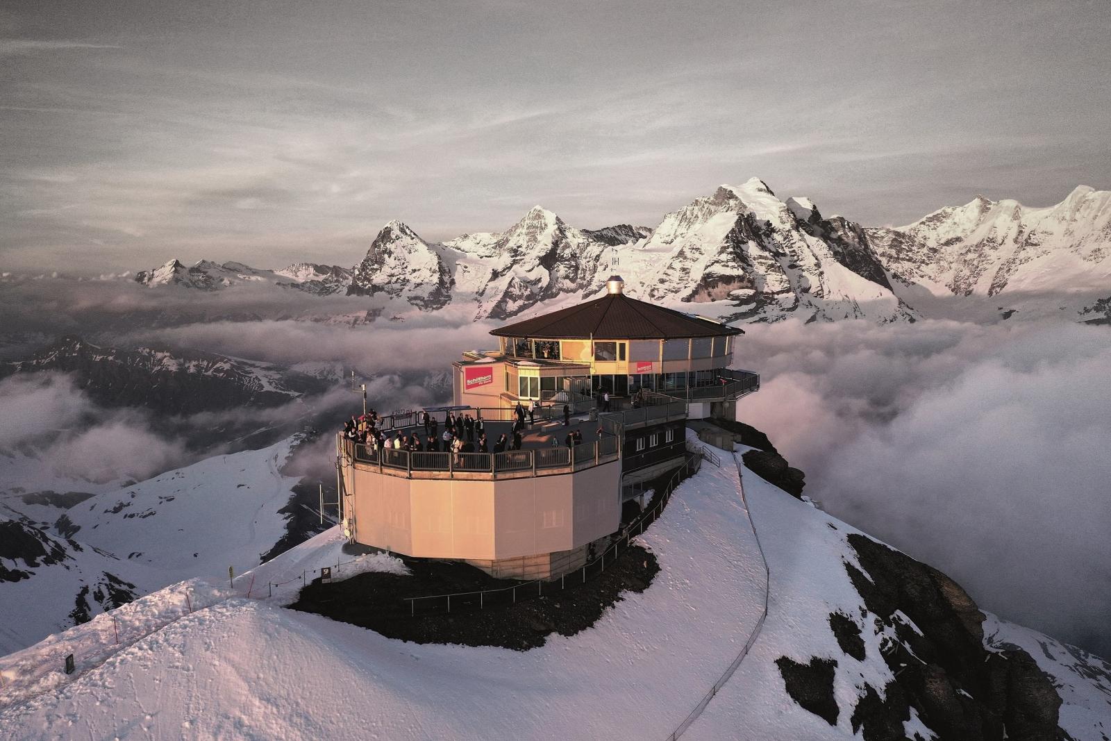 Piz Gloria - Die Bergstation auf dem Schilthorn mit Eiger, Mönch und Jungfrau im Hintergrund