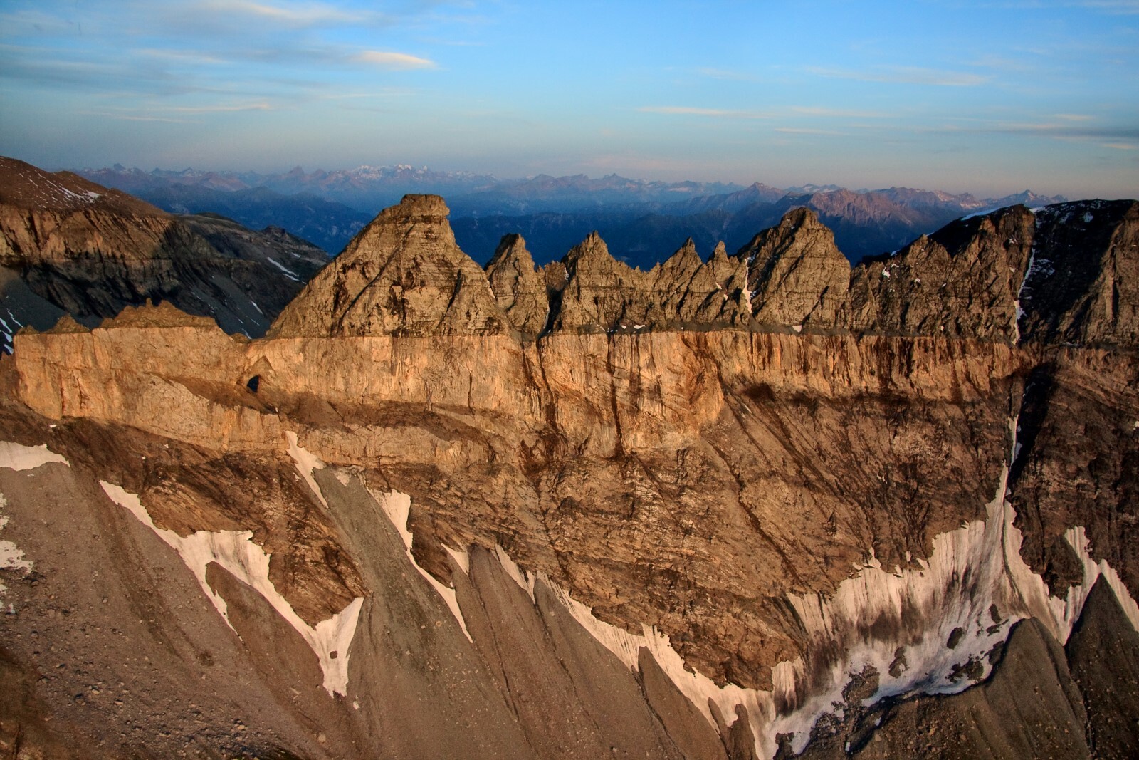 Tschingelhörner mit Martinsloch, Glarner Seite 